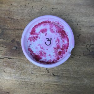 portacenere rosa AUM ceramica e vetro